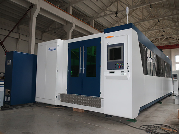 2500w पूर्ण बंद मवेशी तालिका फाइबर लेजर शीट काटन मिसिन